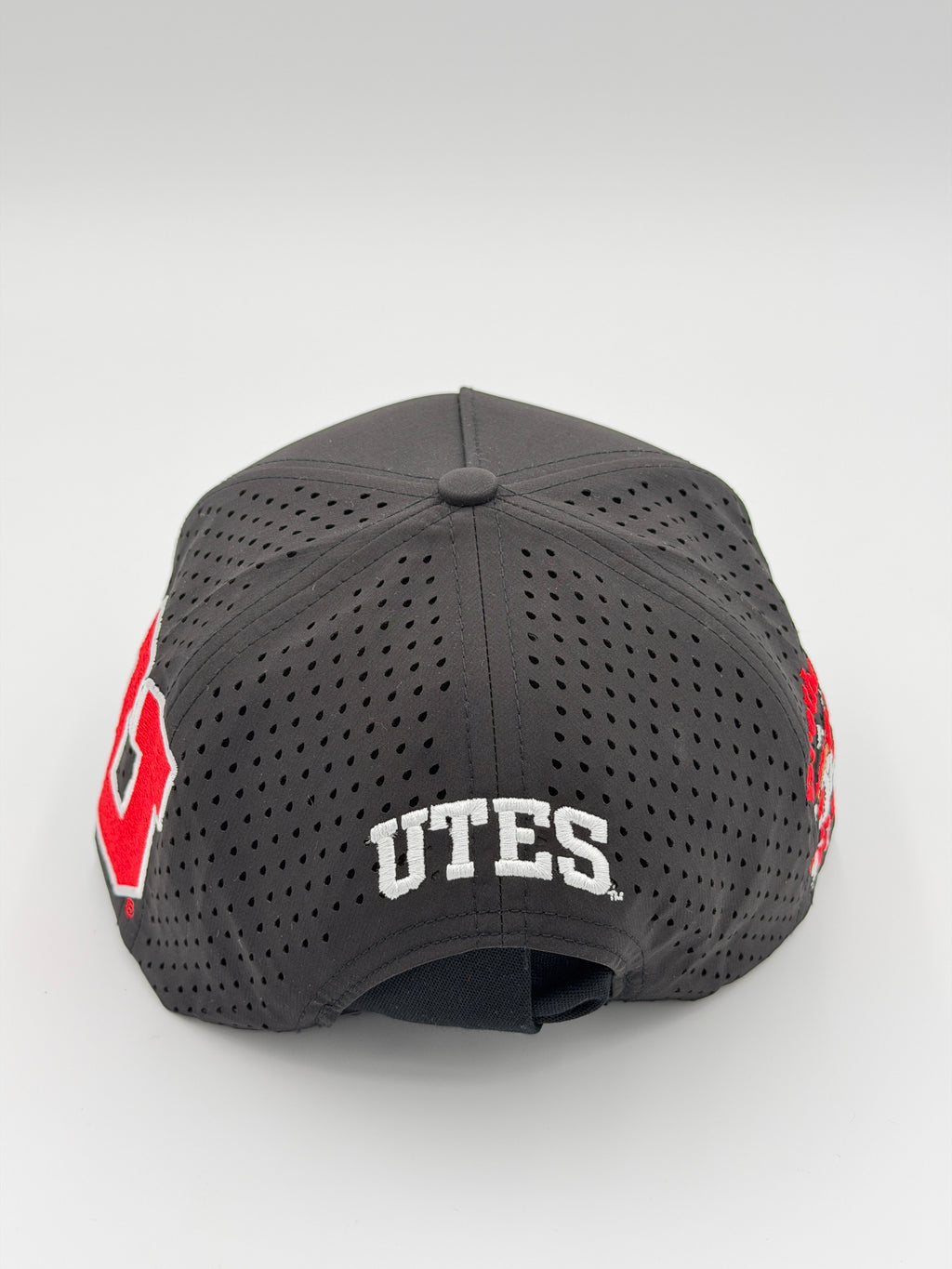 OFFICIAL U OF U BLACK BLACKHAWK HAT
